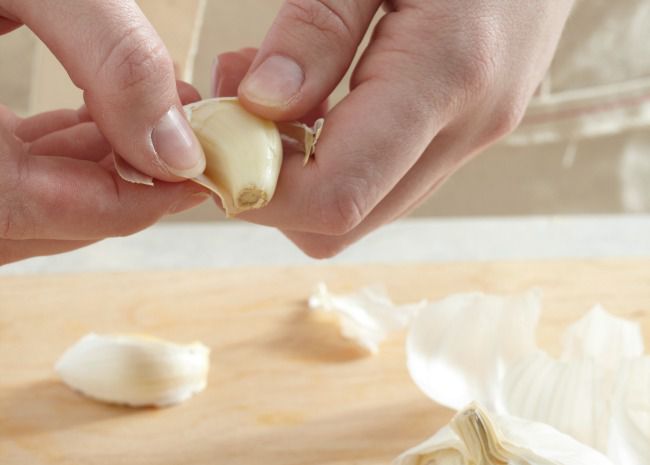 How to peel garlic in less than 10 seconds